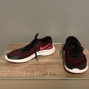 Nike running shoes Sz 9 back and pink
